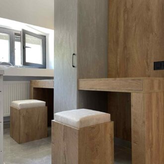Furniture Σύνθεση υπνοδωματίου, με έπιπλο τύπου τουαλέτα, σε δρυς και γκρι απόχρωση, κατασκευασμένη από το επιπλοποιείο μας Wood Design Πάτσης στην Πτολεμαΐδα.
