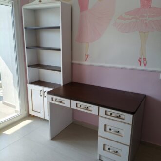 Kids Room Σύνθεση παιδικού δωματίου σε νεοκλασική γραμμή, σε άσπρο και καφέ χρώμα λάκα, κατασκευασμένα από το επιπλοποιείο μας Wood Design Πάτσης στην Πτολεμαΐδα.