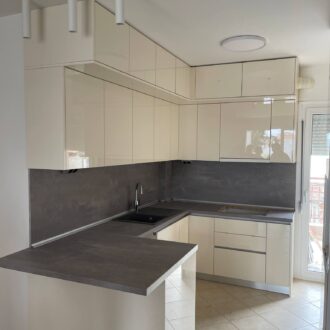 Kitchen 10 Κουζίνα 3 επιπέδων σε μπεζ απόχρωση με γκρι λεπτομέρειες, κατασκευασμένη από το επιπλοποιείο μας Wood Design Πάτσης στην Πτολεμαΐδα.