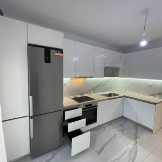 Kitchen 11 Κουζίνα σε μοντέρνα γραμμή με ακρυλικά πορτάκια σε άσπρο χρώμα και gola + κρυφό φωτισμό, κατασκευασμένη από το επιπλοποιείο μας Wood Design Πάτσης στην Πτολεμαΐδα.