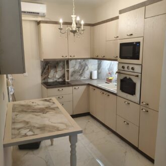 Kitchen 12 Κουζίνα σε νεοκλασική γραμμή σε γήινες αποχρώσεις, κατασκευασμένη από το επιπλοποιείο μας Wood Design Πάτσης στην Πτολεμαΐδα.