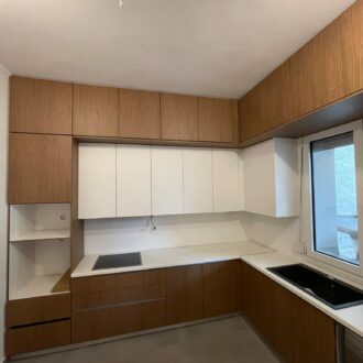 Kitchen Κουζίνα 3 επιπέδων σε καφέ & άσπρες αποχρώσεις, κατασκευασμένη από το επιπλοποιείο μας Wood Design Πάτσης στην Πτολεμαΐδα.