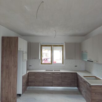 Kitchen 5 Κουζίνα σε καφέ & μπεζ αποχρώσεις, κατασκευασμένη από το επιπλοποιείο μας Wood Design Πάτσης στην Πτολεμαΐδα.