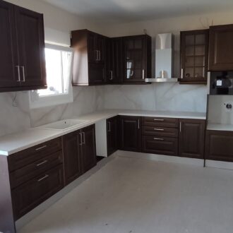 Kitchen 7 Νεοκλασική κουζίνα με δρύινα πορτάκια σε καφέ χρώμα και γυάλινες βιτρίνες, κατασκευασμένη από το επιπλοποιείο μας Wood Design Πάτσης στην Πτολεμαΐδα.
