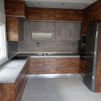 Kitchen 8 Κουζίνα 3 επιπέδων σε καφέ & γκρι αποχρώσεις, κατασκευασμένη από το επιπλοποιείο μας Wood Design Πάτσης στην Πτολεμαΐδα.