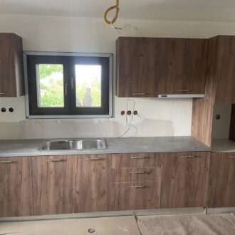 Kitchen 9 Κουζίνα σε καφέ & γκρι αποχρώσεις, κατασκευασμένη από το επιπλοποιείο μας Wood Design Πάτσης στην Πτολεμαΐδα.
