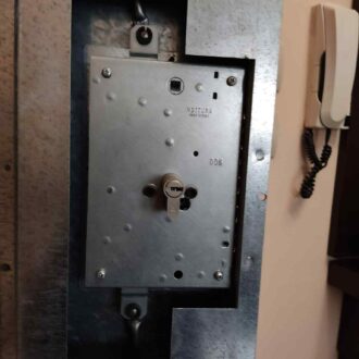 Lock 10 Αλλαγή κλειδαριάς και μύλου από το επιπλοποιείο Wood Design Πάτσης στην Πτολεμαΐδα.