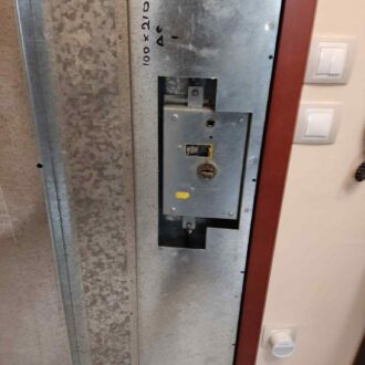 Lock 2 Αλλαγή κλειδαριάς και μύλου από το επιπλοποιείο Wood Design Πάτσης στην Πτολεμαΐδα.
