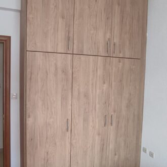 Ntoulapa 1 Τρίφυλλη ντουλάπα σε δρυς απόχρωση με ίνοξ λεπτομέρειες, κατασκευασμένη από το επιπλοποιείο μας Wood Design Πάτσης στην Πτολεμαΐδα.