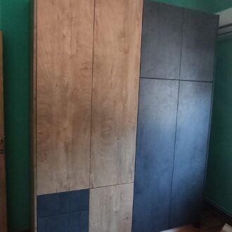 Ntoulapa 5 Τετράφυλλη ντουλάπα σε μοντέρνα γραμμή, με δρυς και ανθρακί απόχρωση, κατασκευασμένη από το επιπλοποιείο μας Wood Design Πάτσης στην Πτολεμαΐδα.