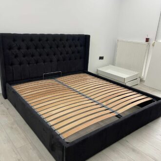 King size κρεβάτι σε μάυρο χρώμα με καπιτονέ ύφασμα, κατασκευασμένο από το επιπλοποιείο μας Wood Design Πάτσης στην Πτολεμαΐδα.