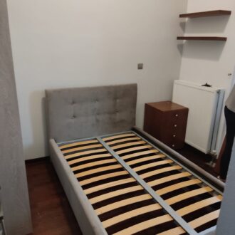 Εναμισάρι κρεβάτι σε γκρι χρώμα με καπιτονέ ύφασμα, κατασκευασμένο από το επιπλοποιείο μας Wood Design Πάτσης στην Πτολεμαΐδα.
