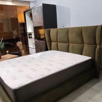 Διπλό κρεβάτι σε λαδί χρώμα με καπιτονέ ύφασμα, κατασκευασμένο από το επιπλοποιείο μας Wood Design Πάτσης στην Πτολεμαΐδα.