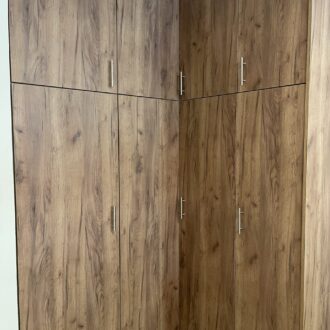 Γωνιακή ντουλάπα σε σκούρο καφέ χρώμα, κατασκευασμένη από το επιπλοποιείο μας Wood Design Πάτσης στην Πτολεμαΐδα.