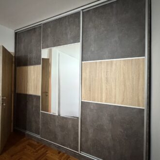 Τρίφυλλη ντουλάπα με καθρέφτι σε δρυς φυσικό και σκούρο γκρι τσιμέντο, κατασκευασμένη από το επιπλοποιείο μας Wood Design Πάτσης στην Πτολεμαΐδα.