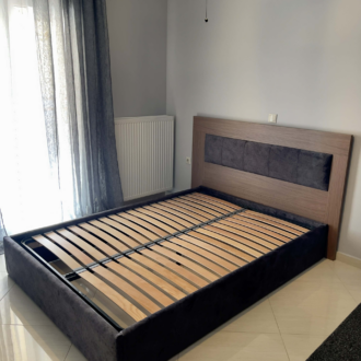 Διπλό κρεβάτι σε μάυρο χρώμα με καπιτονέ ύφασμα, κατασκευασμένο από το επιπλοποιείο μας Wood Design Πάτσης στην Πτολεμαΐδα.