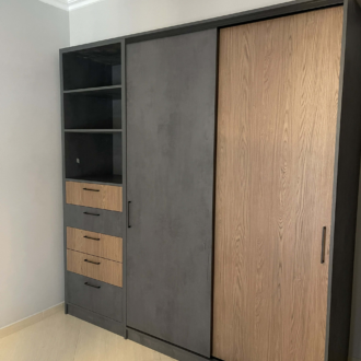 Δίφυλλη ντουλάπα με συρτάρια σε δρυς φυσικό και σκούρο γκρι τσιμέντο, κατασκευασμένη από το επιπλοποιείο μας Wood Design Πάτσης στην Πτολεμαΐδα.